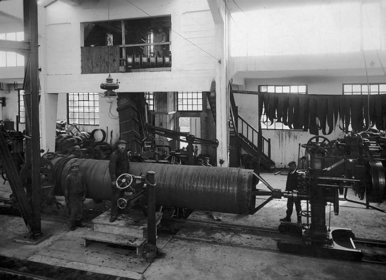 Die armierten Siegwartrohre aus Beton verdrängen nach 1900 die zuvor verwendeten Stahlrohre im Straßen- und Tiefbau.